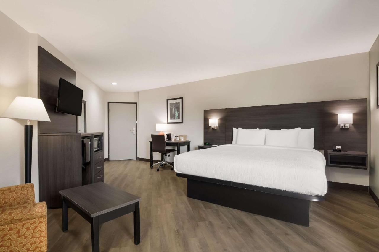 Quality Suites I-44 Tulsa Bagian luar foto