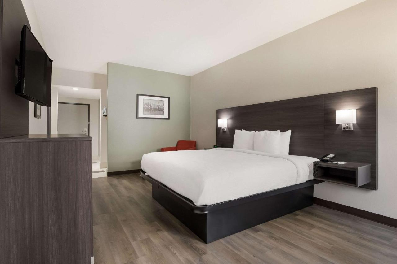 Quality Suites I-44 Tulsa Bagian luar foto
