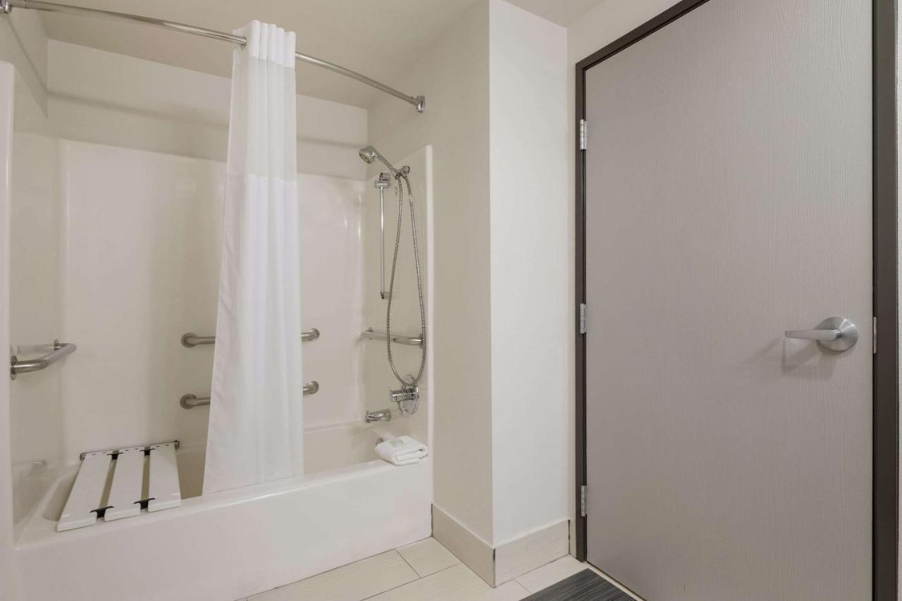 Quality Suites I-44 Tulsa Bagian luar foto