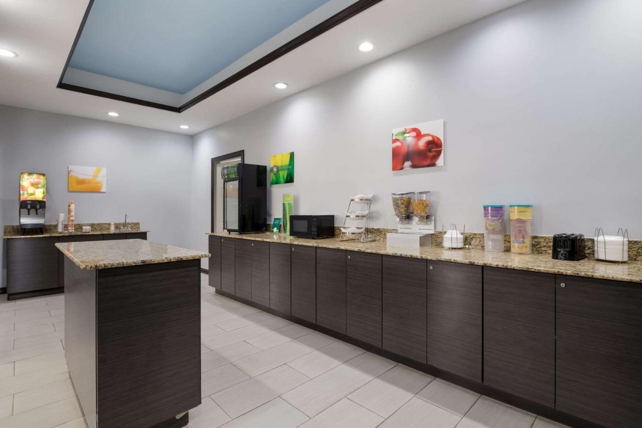Quality Suites I-44 Tulsa Bagian luar foto