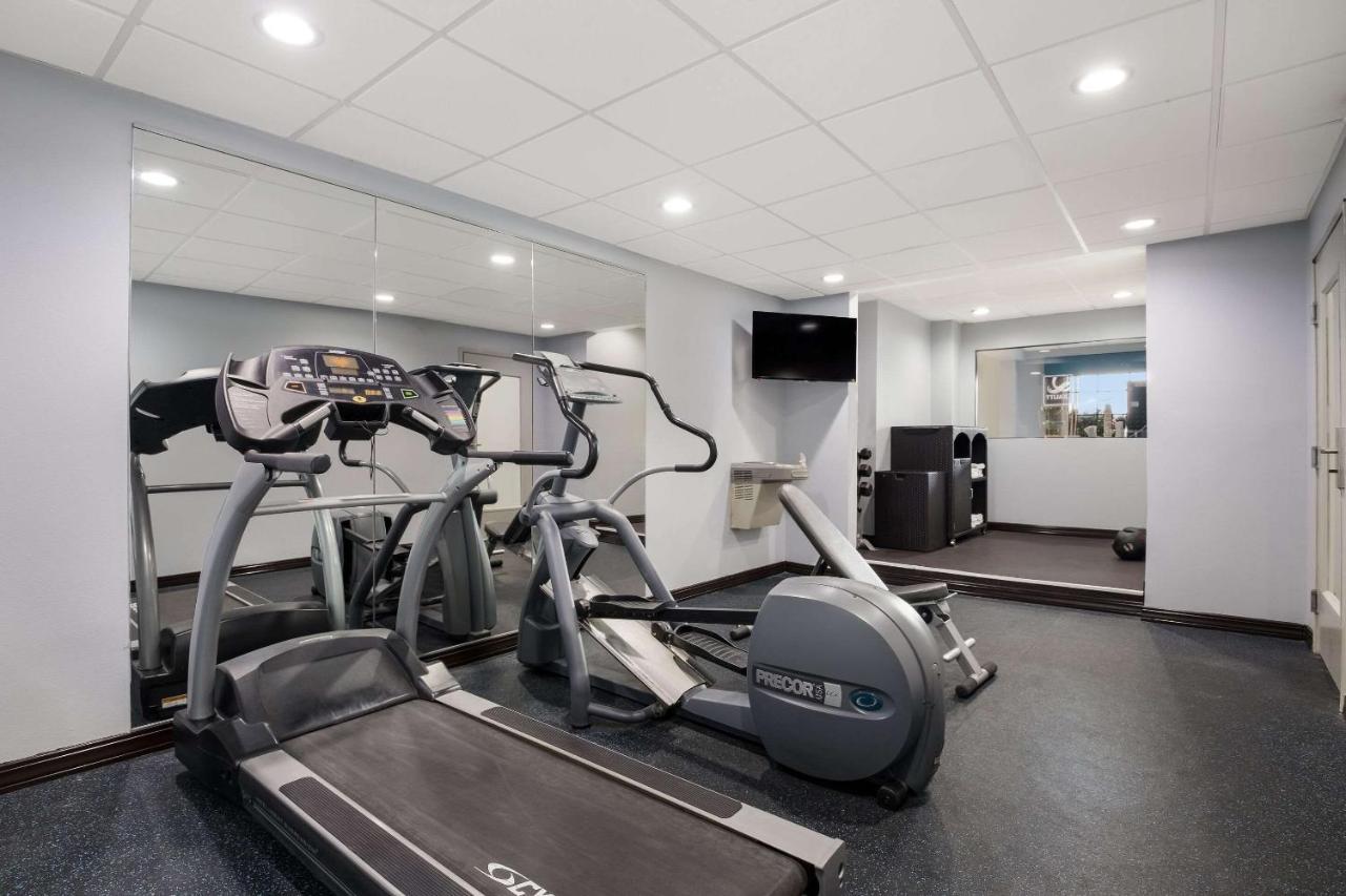 Quality Suites I-44 Tulsa Bagian luar foto