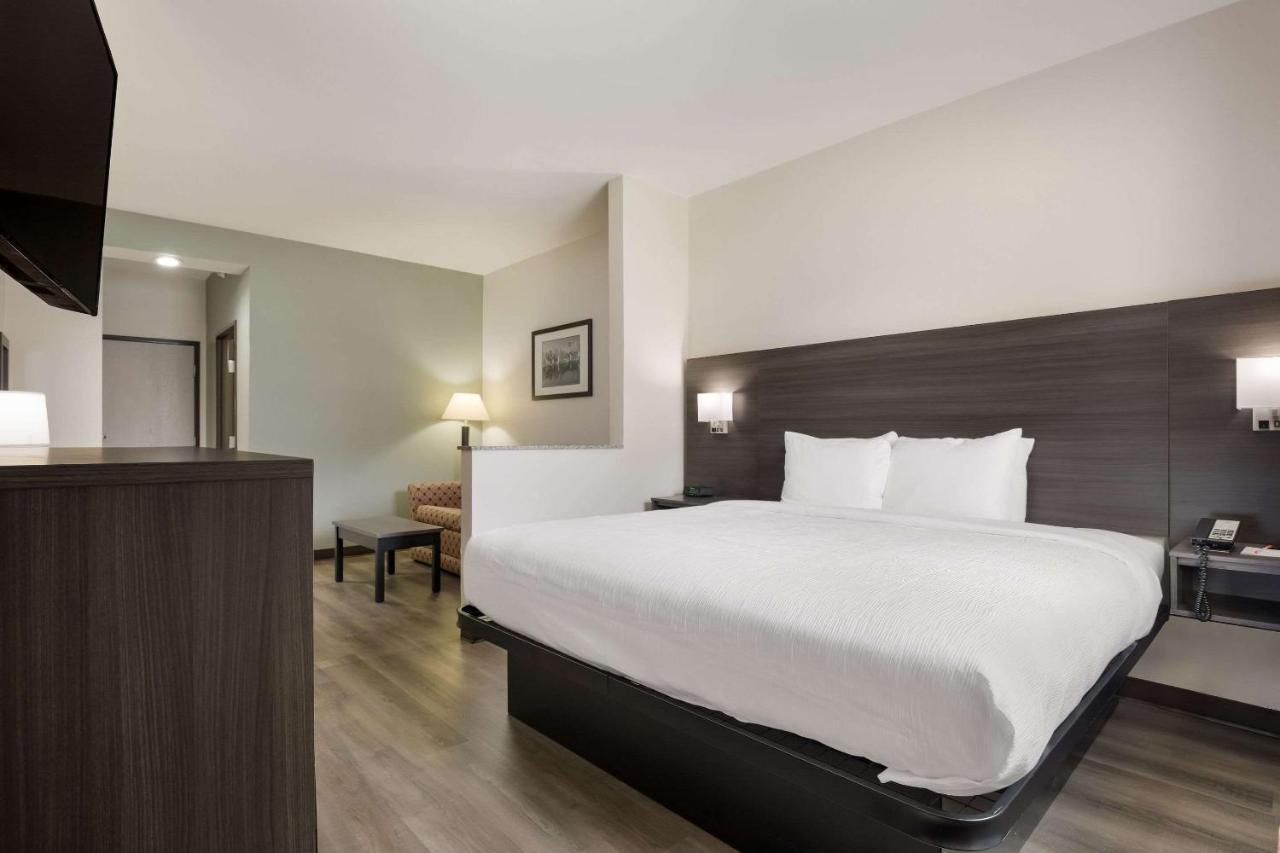 Quality Suites I-44 Tulsa Bagian luar foto