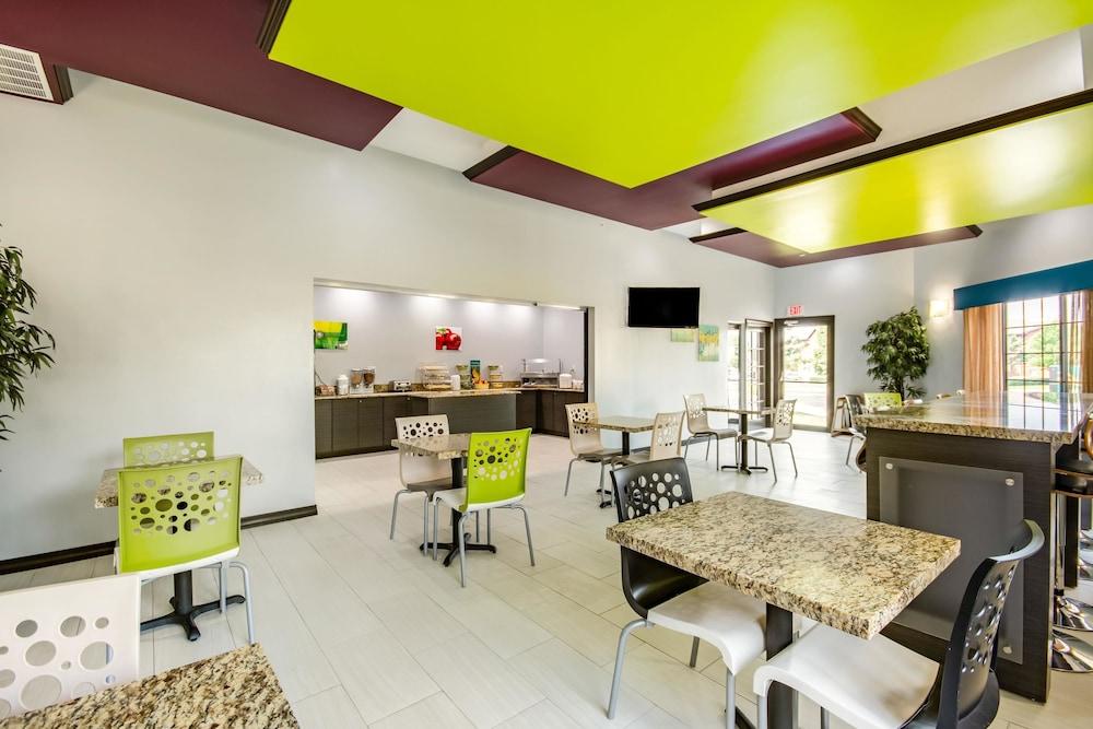 Quality Suites I-44 Tulsa Bagian luar foto