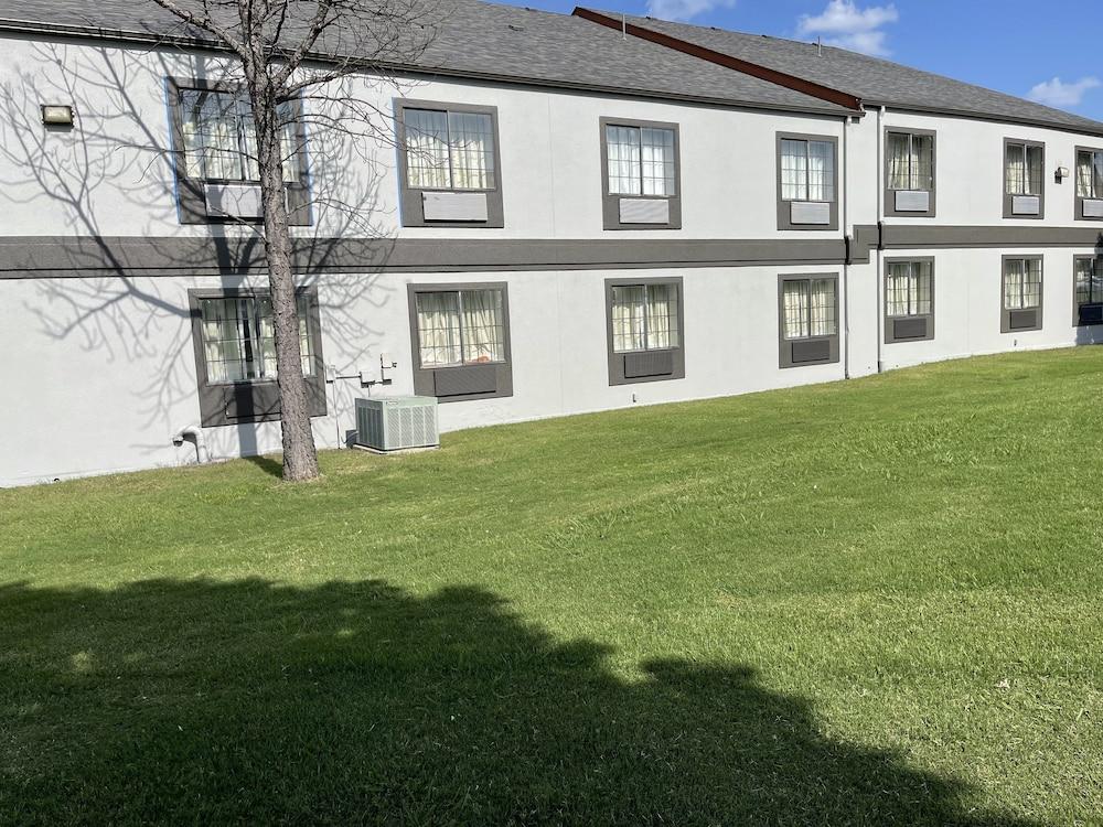 Quality Suites I-44 Tulsa Bagian luar foto