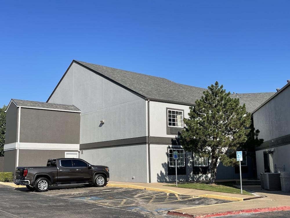 Quality Suites I-44 Tulsa Bagian luar foto