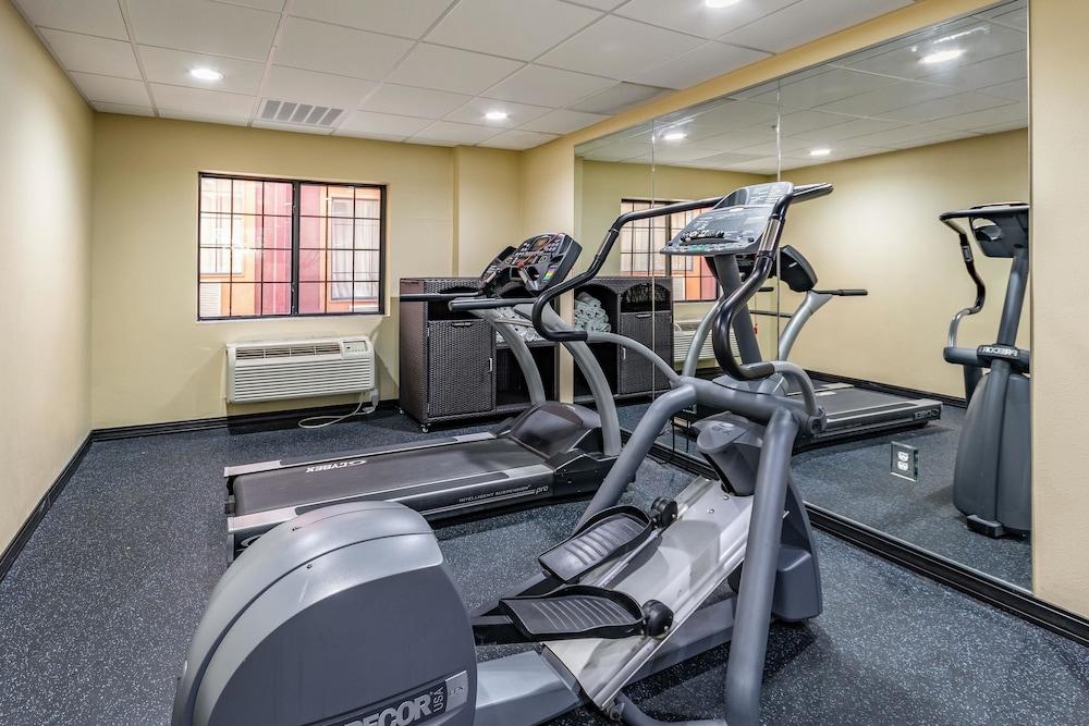 Quality Suites I-44 Tulsa Bagian luar foto