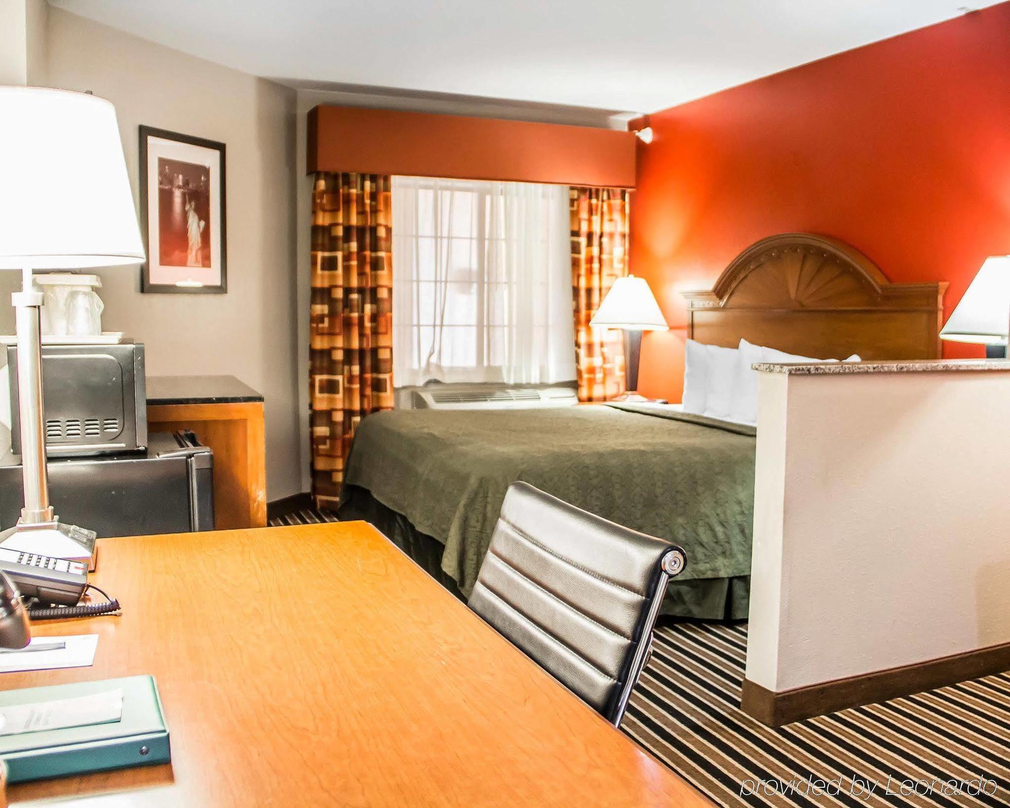Quality Suites I-44 Tulsa Bagian luar foto